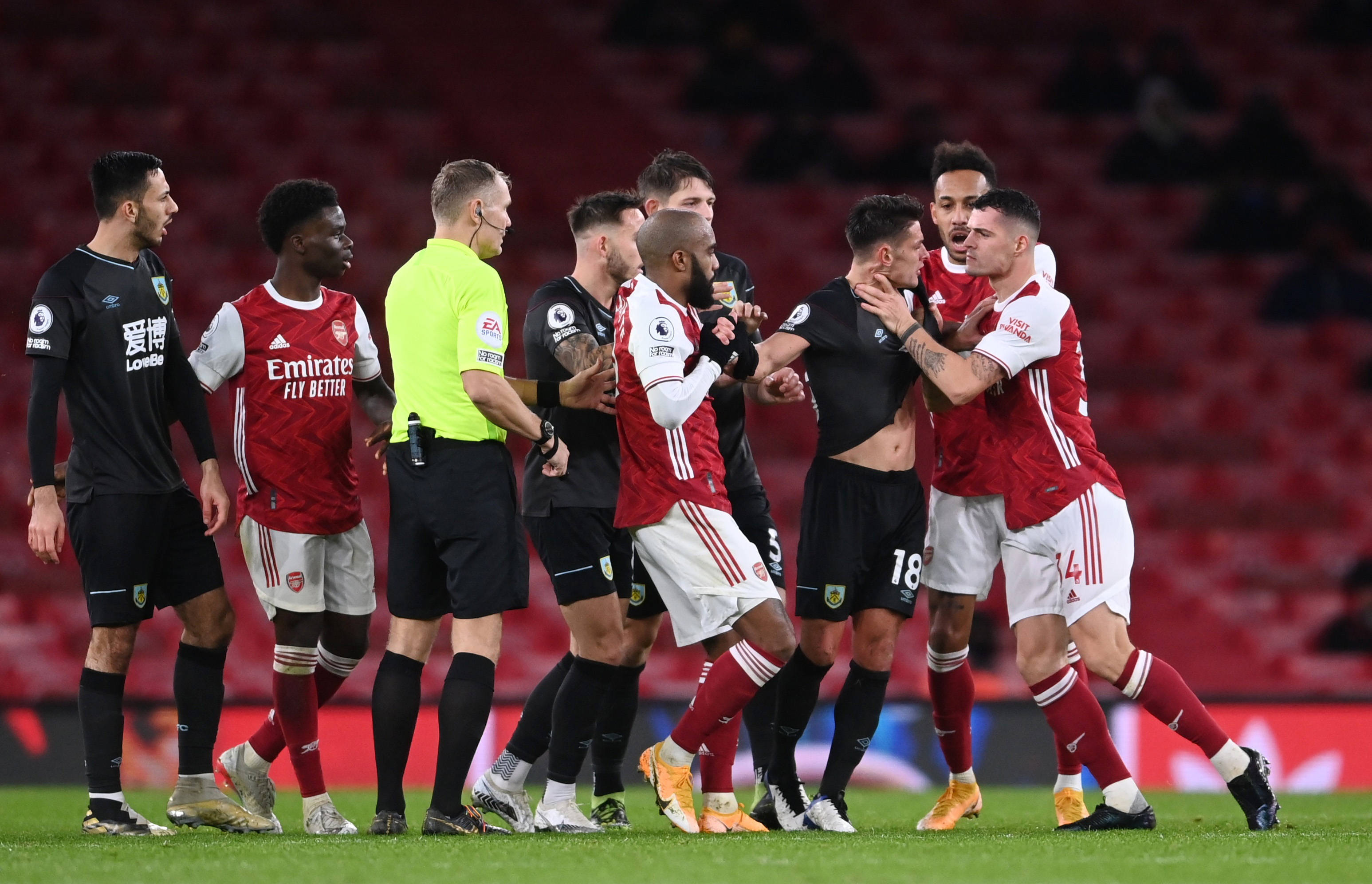 她与两个女 她与两个女